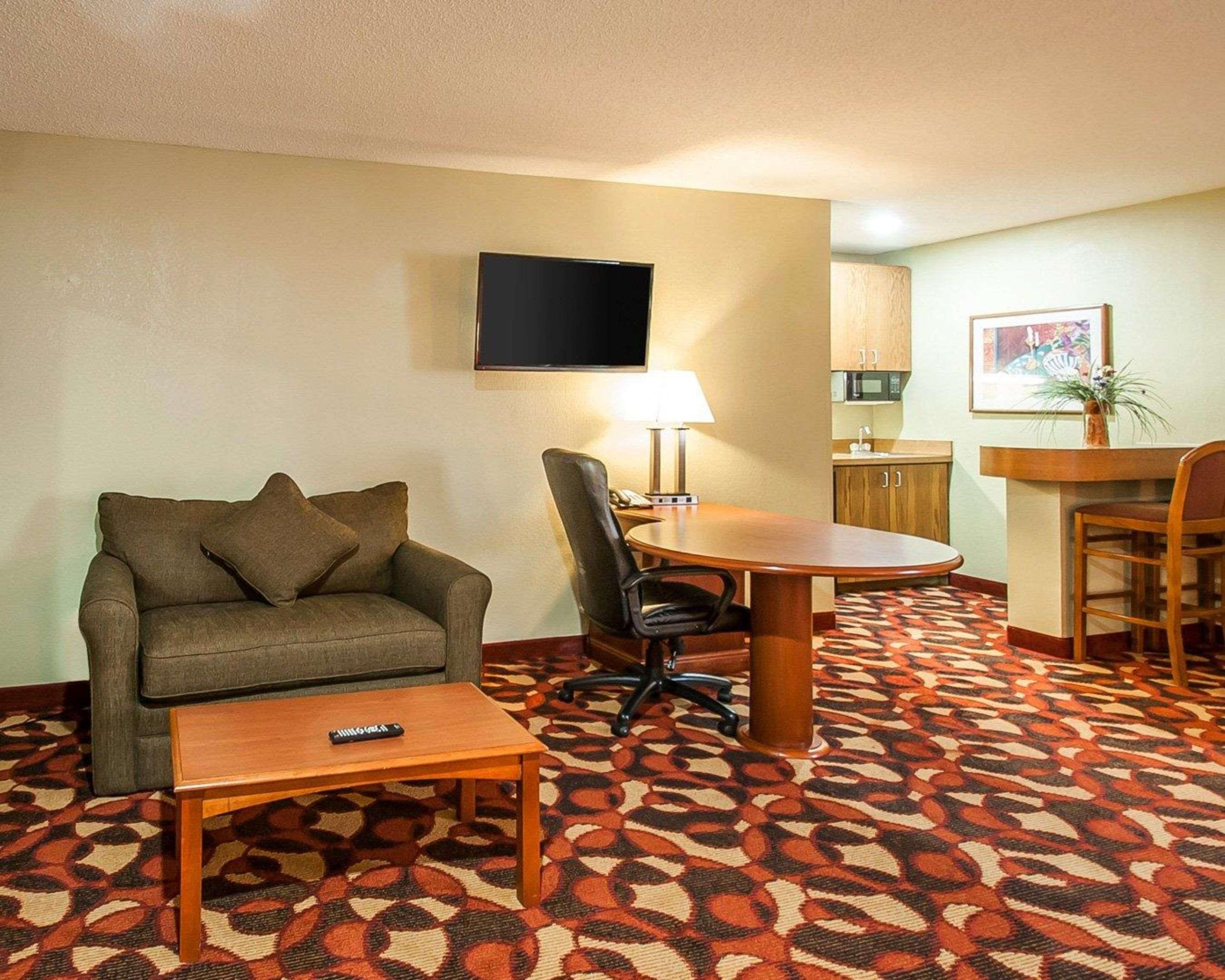 Quality Inn & Suites Kansas City I-435N Near Sports Complex Exterior foto